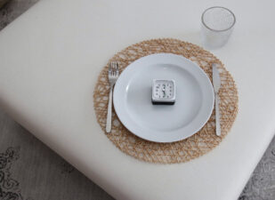 Plate with clock, intermittent fasting